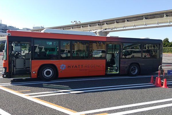 オレンジと黒のカラーが、ハイアット リージェンシー 東京ベイのシャトルバスの目印でございます。