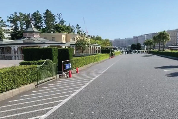ロッカーエリアを左手に、道に沿ってまっすぐお進みください
